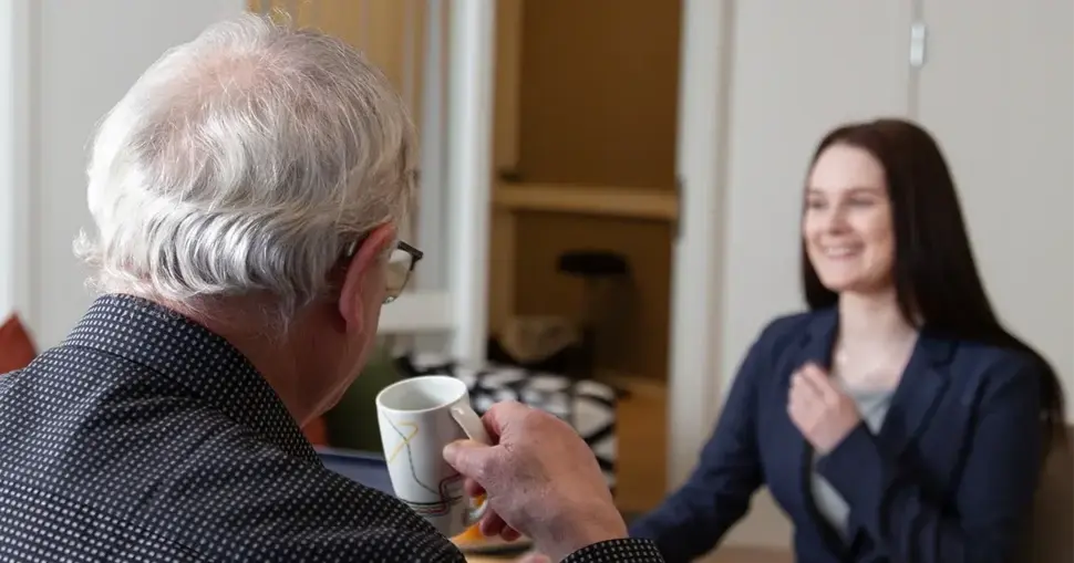 To personer har et m&oslash;te hos Digitalt Byr&aring;